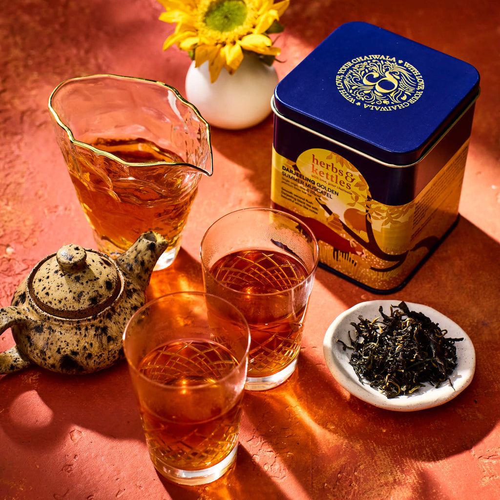 darjeeling golden summer muscatel tea tin & glasses